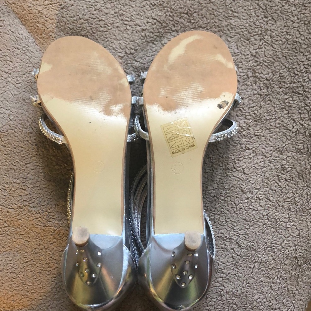 Silver Heels - Picture 4 of 4